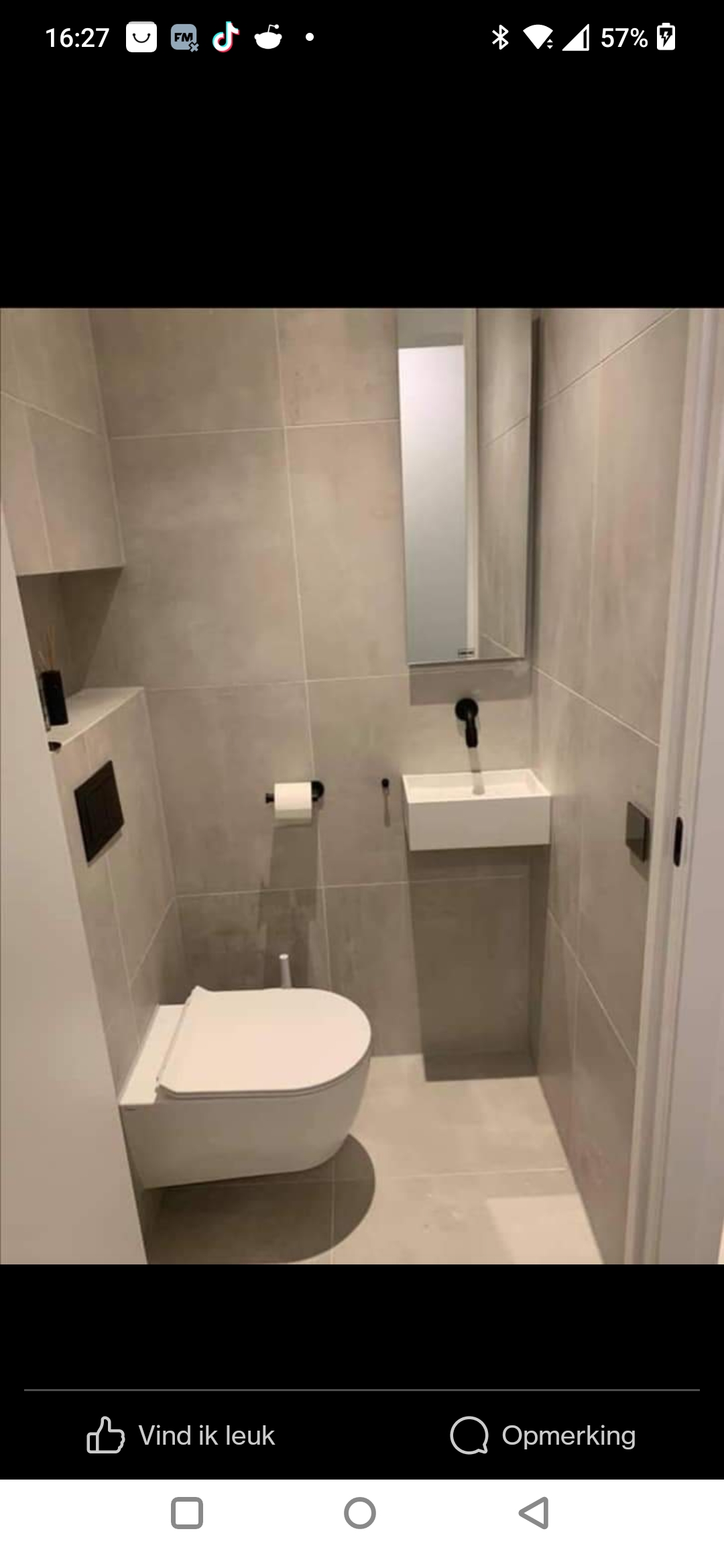 Modern toilet met inbouwreservoir