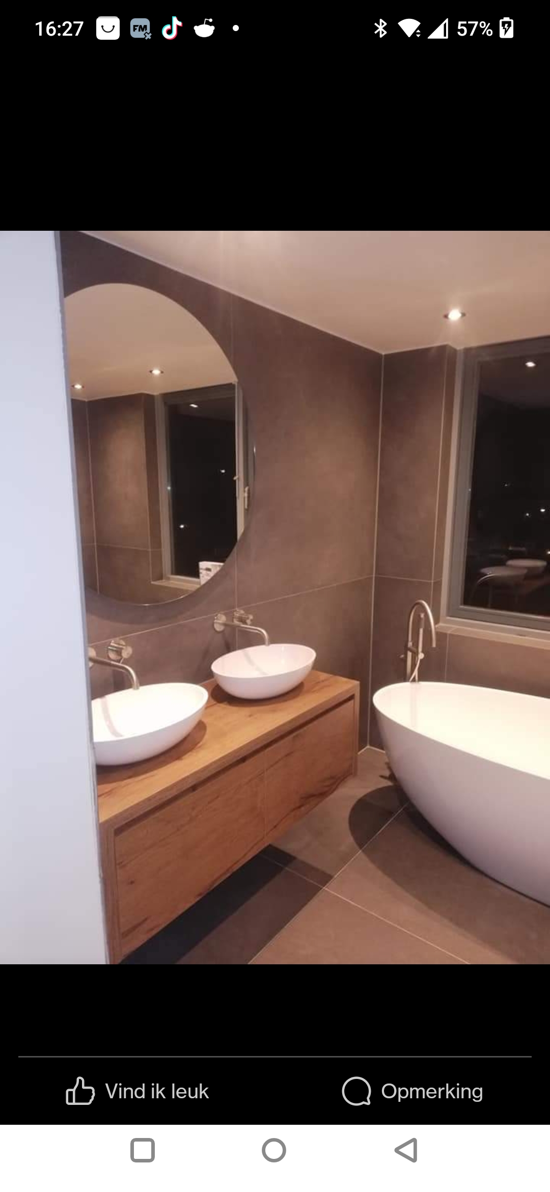 Moderne badkamer met dubbele waskom